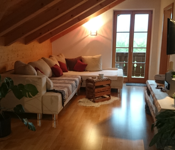 Blick zur ersten Türe des Süd-Westbalkons mit ausziehbarer Couch