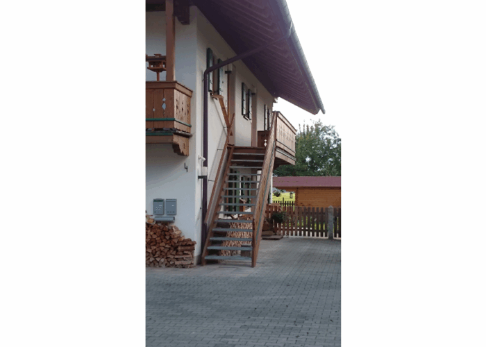 Hausansicht mit eigenem Treppenaufgang zur Ferienwohnung