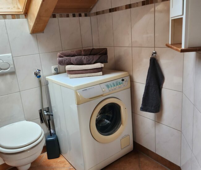 Badezimmer mit Waschmaschine (von Privileg)