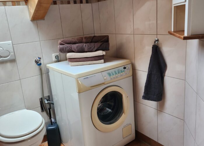 Badezimmer mit Waschmaschine (von Privileg) Badezimmer mit Waschmaschine (von Privileg)