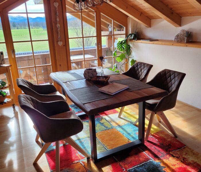 Esszimmerbereich mit Blick ins Karvendelgebirge