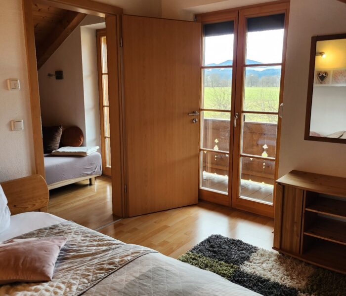 Schlafzimmer, Blick zum Balkon und Wohnbereich