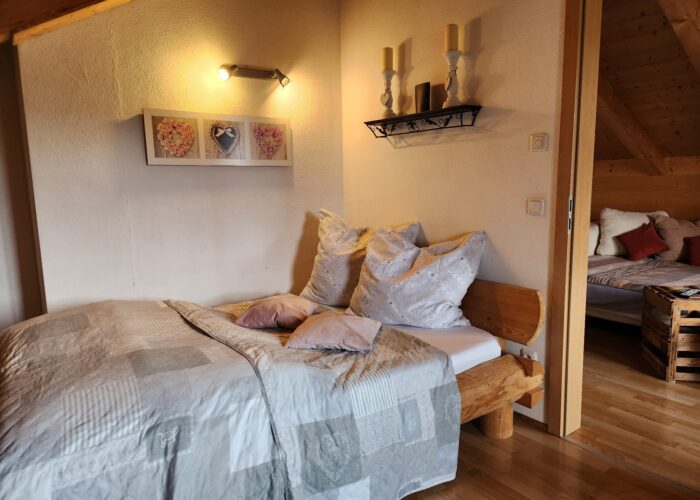 Schlafzimmer, Rundholzstamm-Bett (140x200) Schlafzimmer, Rundholzstamm-Bett (140x200)