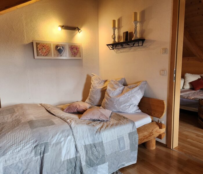 Schlafzimmer, Rundholzstamm-Bett (140x200)