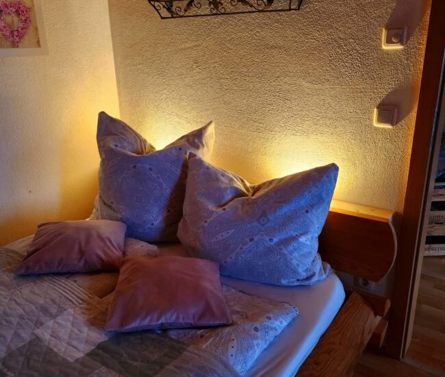 Schlafzimmer mit dimmbarer Bettbeleuchtung für ein angenehmes Ambiente