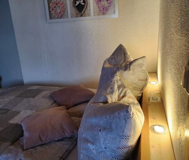 Schlafzimmer mit dimmbarer Bettbeleuchtung für ein angenehmes Ambiente