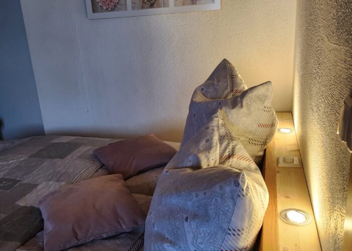 Schlafzimmer mit dimmbarer Bettbeleuchtung für ein angenehmes Ambiente Schlafzimmer mit dimmbarer Bettbeleuchtung für ein angenehmes Ambiente