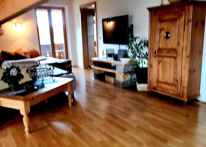 Wohnraum; Schwenkbarer Flatfernsehr vorhanden Wohnraum mit schwenkbarem Flat-TV