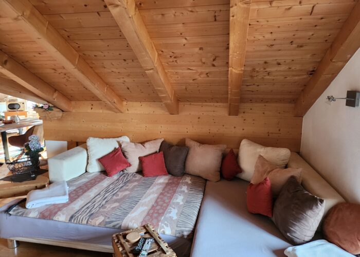 gemütliche ausgezogene Schlafcouch im Wohnbereich gemütliche ausgezogene Schlafcouch im Wohnbereich