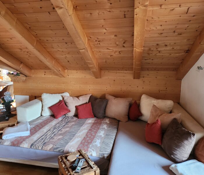 gemütliche ausgezogene Schlafcouch im Wohnbereich