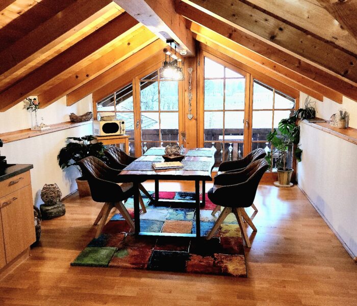 Gemütlicher Esszimmerbereich mit drehbaren Stühlen und Blick ins Karvendelgebirge