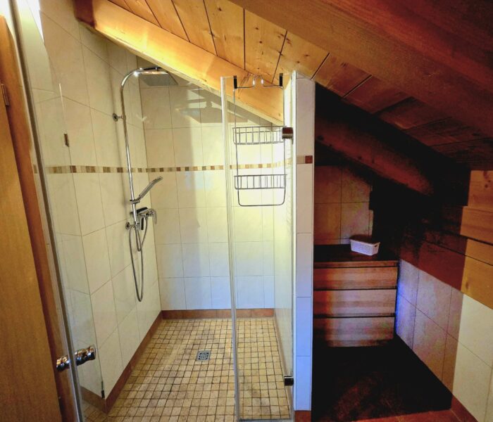 Großes Badezimmer - ebenerdige Dusche und Stauraum