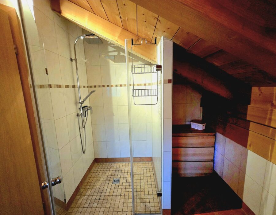 Großes Badezimmer - ebenerdige Dusche und Stauraumdiger Dusche und Stauraum Großes Badezimmer - ebenerdige Dusche und Stauraum