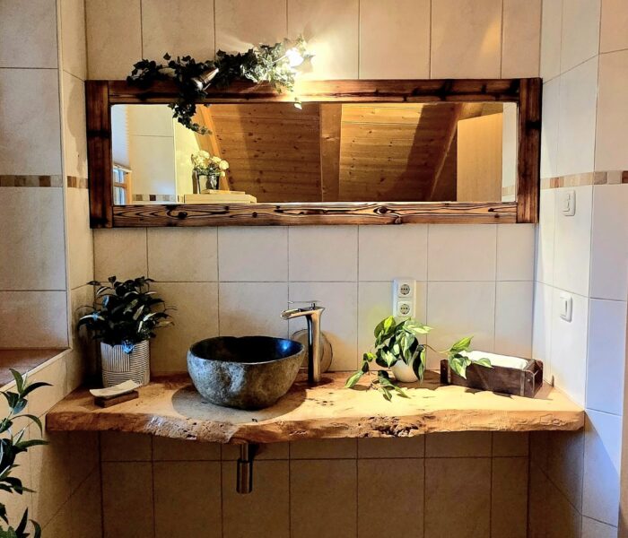 Großes Badezimmer - Steinwaschbecken und Holzwaschtisch