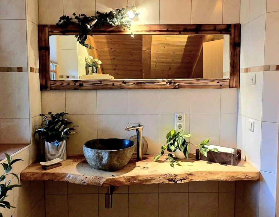 Großes Badezimmer - Steinwaschbecken und Holzwaschtischbecken und Holzwaschtisch Großes Badezimmer - Steinwaschbecken und Holzwaschtisch