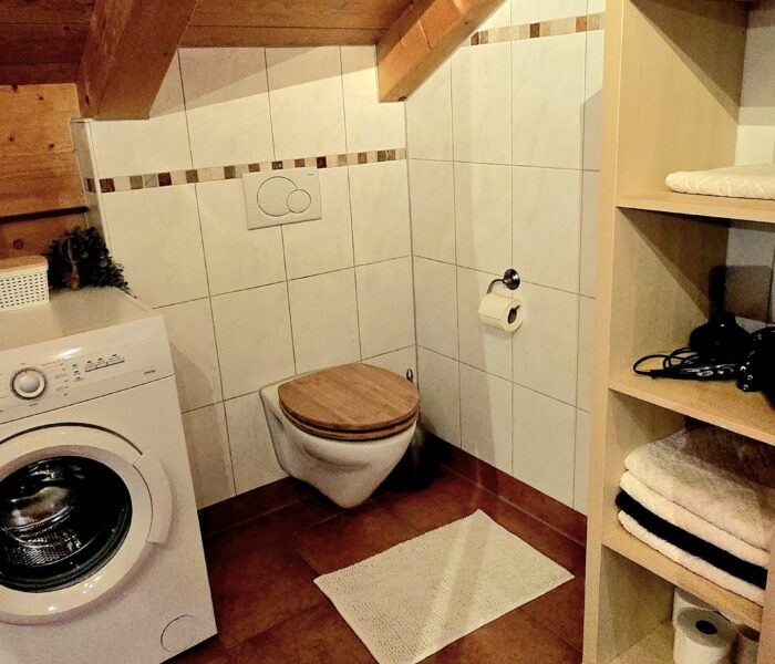 Großes Badezimmer mit Waschmaschine