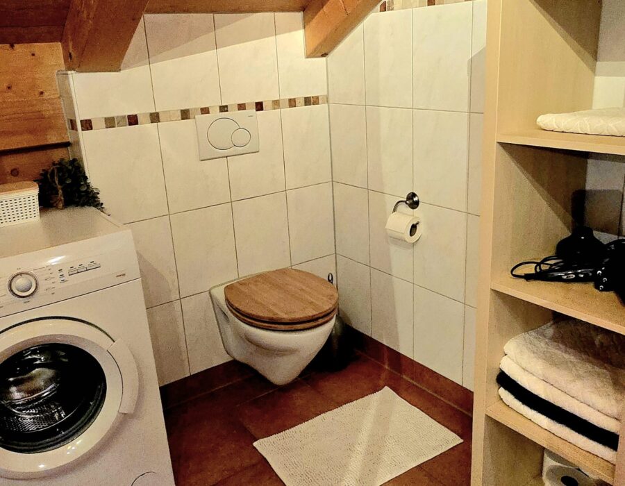 Großes Badezimmer mit Waschmaschine Großes Badezimmer mit Waschmaschine