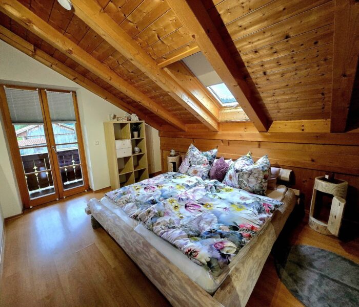 Schlafzimmer - Rustikales Rundholzstammbett (180x200) und originelle Nachtkästchen