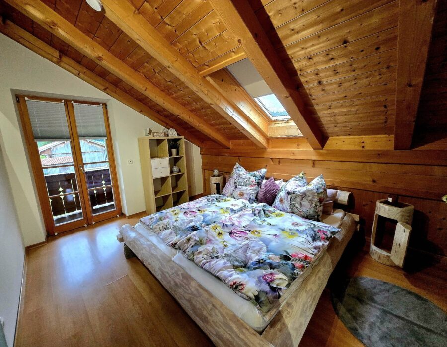 Schlafzimmer - Rustikales Rundholzstammbett (180x200) und originelle Nachtkästchen Schlafzimmer - Rustikales Rundholzstammbett (180x200) und originelle Nachtkästchen