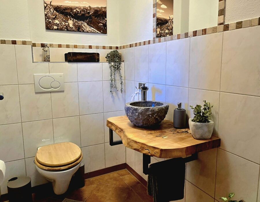 Kleines Gäste-WC mit Natursteinwaschbeckenchbeckenchbeckenn Kleines Gäste-WC mit Natursteinwaschbecken