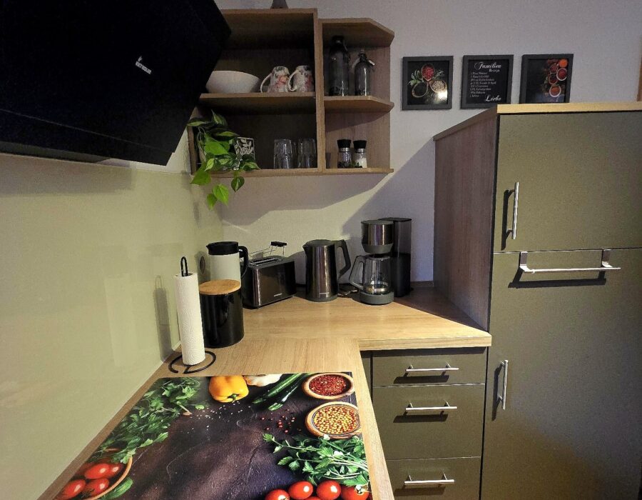 Küche - Küchenzeile mit großer Kühl-Gefrierkombination Küche - Küchenzeile mit großer Kühl-Gefrierkombination