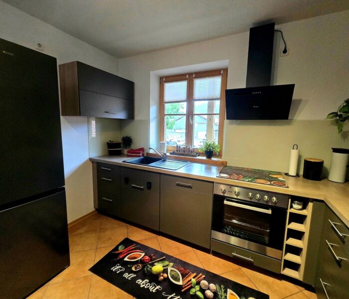 Küche - Küchenzeile mit Herd und Dunstabzug