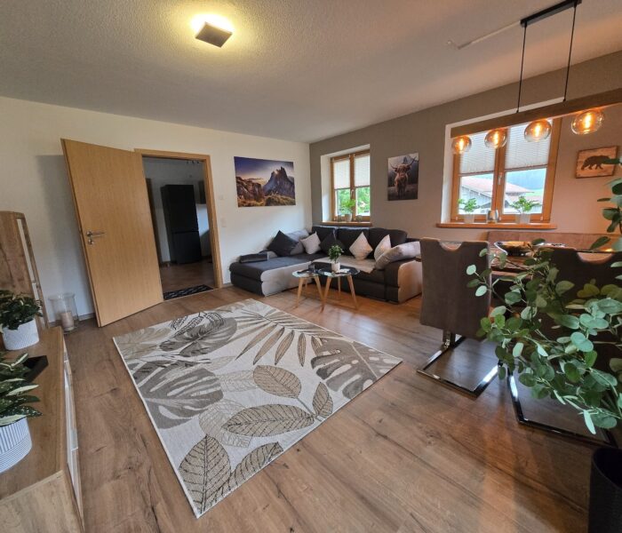 Wohnzimmer - Blick zur gemütlichen Sitzecke