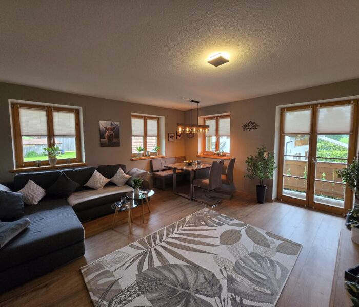 Wohn-Esszimmerbereich mit Balkonzugang