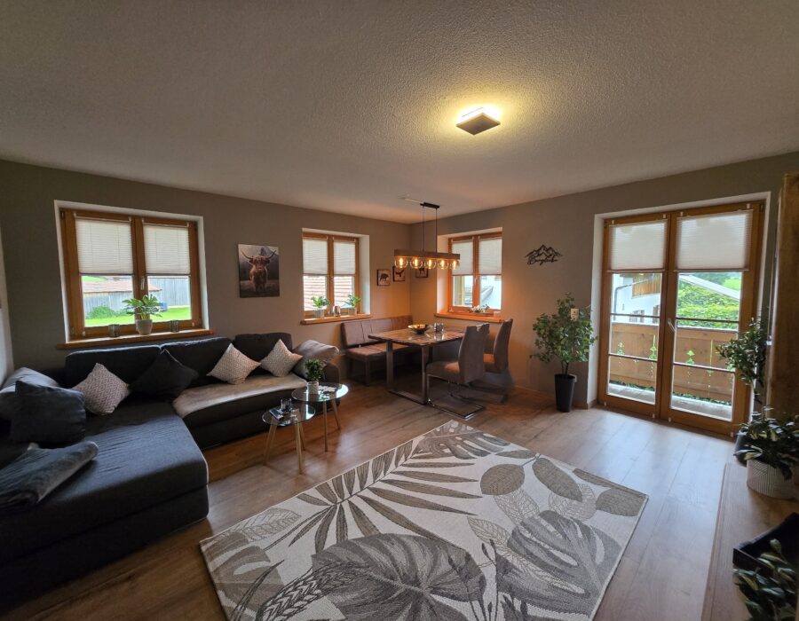 Wohn-Esszimmerbereich mit Balkonzugang Wohn-Esszimmerbereich mit Balkonzugang