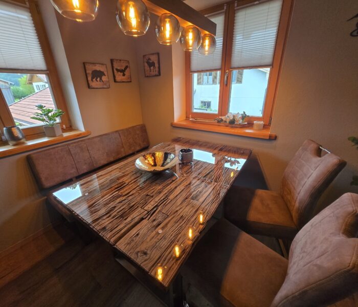 Wohn-Esszimmerbereich - Gemütlicher Essbereich mit Sitzbank und Designer-Esstisch