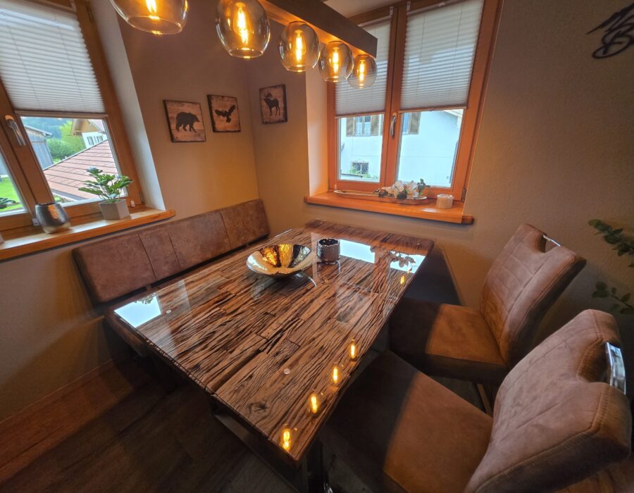 Wohn-Esszimmerbereich - Gemütlicher Essbereich mit Sitzbank und Designer-Esstisch Wohn-Esszimmerbereich - Gemütlicher Essbereich mit Sitzbank und Designer-Esstisch