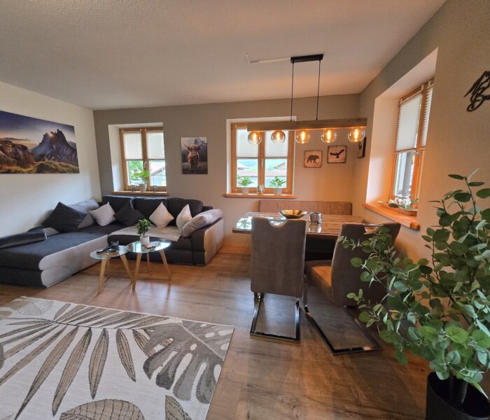 Wohnzimmer - Gemütliche Ausziehcouch und Essbereich