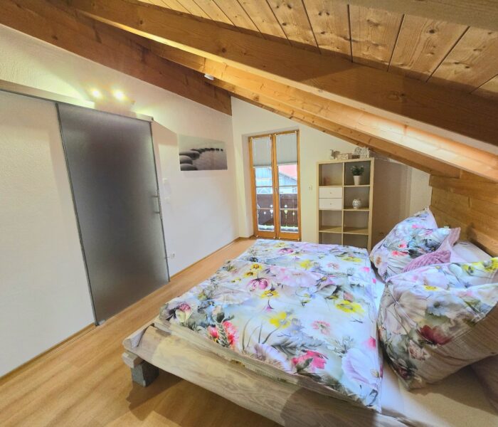 Schlafzimmer - Glasschiebetür und Zugang zum Balkon